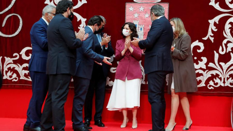 La presidenta madrileña, Isabel Díaz Ayuso (c) conversa con sus nuevos consejeros tras la ceremonia de toma de posesión el pasado 21 de junio en la Real Casa de Correos.