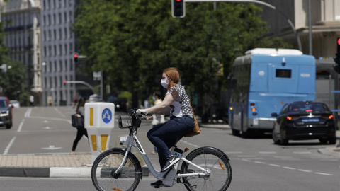 Mujer en bicicleta por Madrid