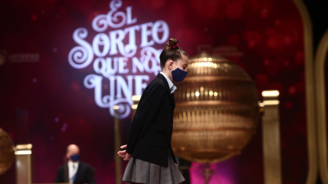 Una de las niñas de la residencia de San Ildefonso durante la celebración del Sorteo Extraordinario de la Lotería de Navidad 2020 en el Teatro Real de Madrid (España), a 22 de diciembre de 2020.