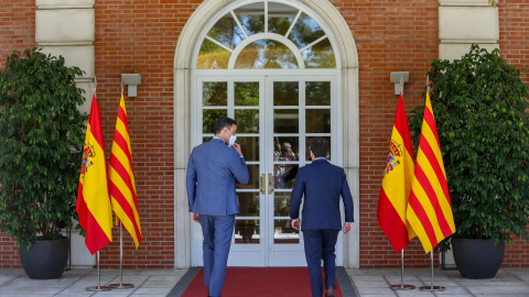 El presidente del Gobierno, Pedro Sánchez (i), recibe en el Palacio de la Moncloa al president de la Generalitat de Catalunya, Pere Aragonès, a 29 de junio de 2021, en Madrid (España)