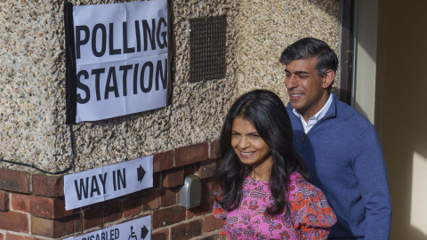 El Primer Ministro británico Rishi Sunak (derecha) y su esposa Akshata Murty salen después de votar en un colegio electoral durante las Elecciones Generales Británicas en Kirby Sigston, Northallerton, Reino Unido, 04 de julio de 2024.