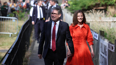 El líder del Partido Laborista, Sir Keir Starmer (izquierda), llega con su esposa Victoria Starmer a un colegio electoral para votar durante las Elecciones Generales Británicas en Londres, Reino Unido, 04 de julio de 2024.