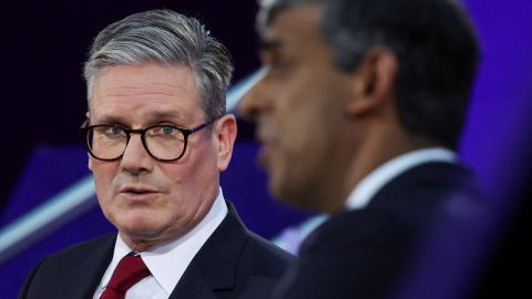 El líder del Partido Laborista del Reino Unido, Sir Keir Starmer (izquierda), y el Primer Ministro del Reino Unido, Rishi Sunak, hablan durante su debate cabeza a cabeza en la BBC en Nottingham.