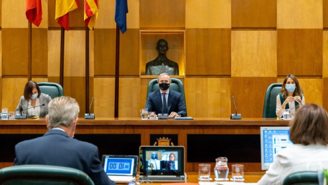 El alcalde de Zaragoza, Jorge Azcón, en un pleno municipal