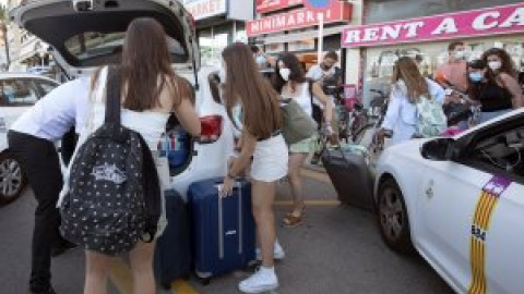 Los afectados por el macrobrote que han dado negativo en covid-19 abandonan el hotel en el que estaban aislados