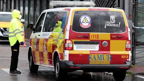 Una trabajadora habla con el conductor de una ambulancia del SAMUR