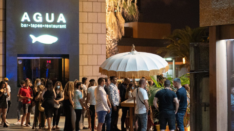 Jóvenes esperan para entrar a la discoteca Carpe Diem, a 27 de junio de 2021, en Barcelona, Catalunya (España).