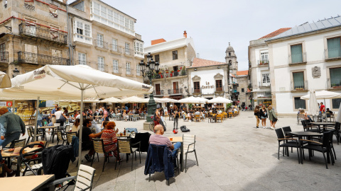 Varias personas en una terraza de Vigo, a 26 de junio de 2021, en Pontevedra, Galicia (España).