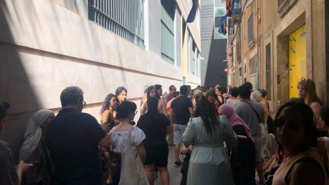 Un centenar de personas se han concentrado frente al piso de Sharon en Barcelona para evitar su desahucio.