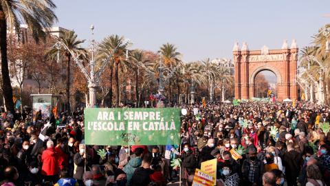 La manifestació convocada per Som escola amb l'Arc de Triomf de fons.