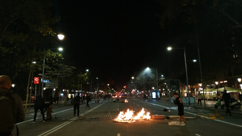 Una foguera en una de les jornades de protesta contra la sentència del Suprem als dirigents independentistes. ESPERANZA ESCRIBANO