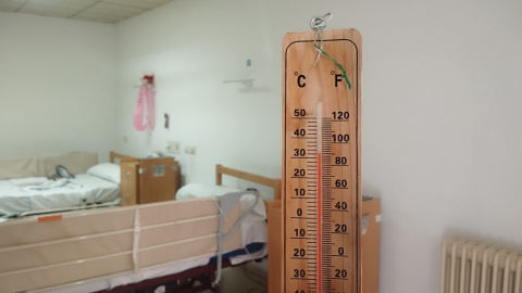 Un termómetro marca una temperatura de 31ºC en una habitación de la residencia pública Santiago Rusiñol de Aranjuez (Comunidad de Madrid).