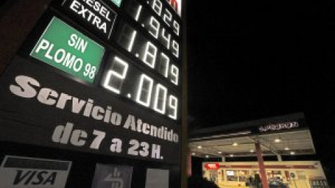 Los precios de la gasolina y el gasóleo baten un nuevo récord pese a la caída del petróleo