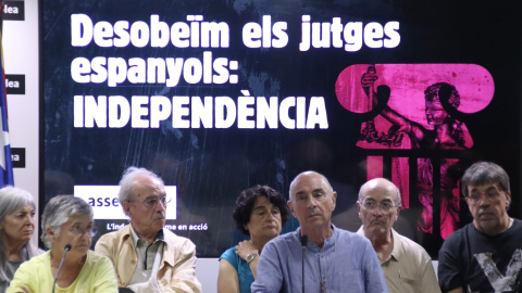 Roda de premsa de l'ANC per presentar la manifestació contra la no aplicació de l'amnistia, amb el cartell darrere els membres del Secretariat Nacional.