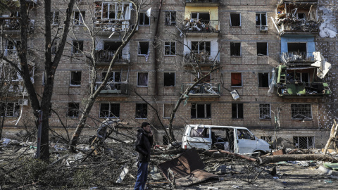 Una persona, entre los escombros de un edificio dañado por un bombardeo ruso en Kiev.