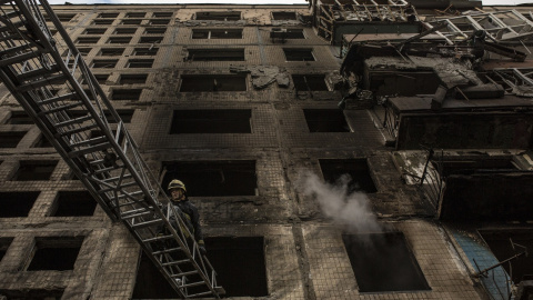 Un bombero de Kiev durante su intervención en un edificio de viviendas bombardeado este lunes a las afueras de la capital ucraniana.