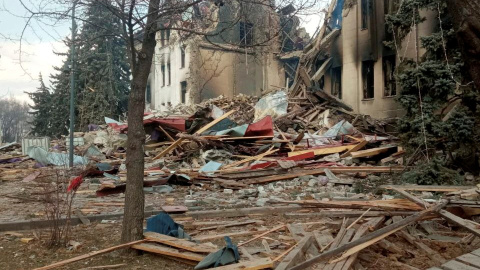 Vista general de los restos del teatro dramático que fue alcanzado por una bomba.