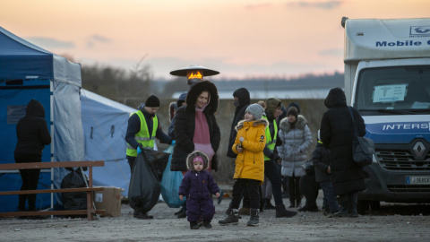 Refugiados ucranianos llegan al centro de recepción cerca de Palanca Village, a unos tres kilómetros de la frontera entre Moldavia y Ucrania.