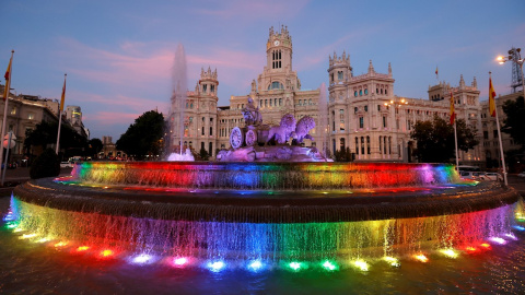 La fuente de Cibeles aparece iluminada con los colores de la bandera LGTBI con motivo del inicio de la fiestas del Orgullo 2021.