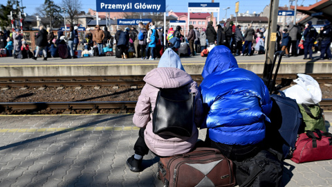 Refugiados de Ucrania llegan a la estación de tren de Przemysl, al sureste de Polonia.