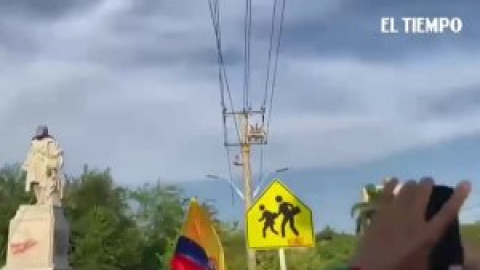 Derriban y destruyen una estatua de Cristóbal Colón en Barranquilla (Colombia)