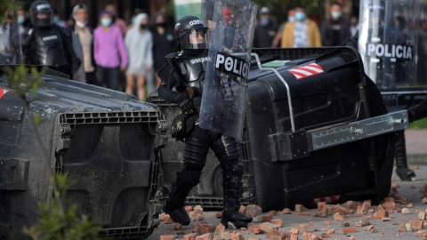 Un antidisturbios de Colombia durante las protestas en el país.