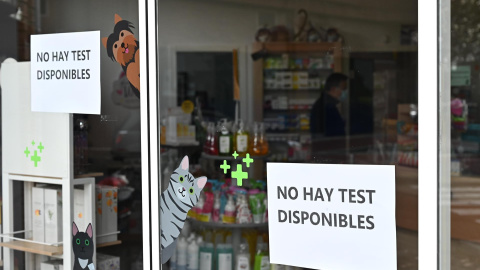 Detalle de un cartel informativo sobre la no disponibilidad de test de antígenos a la venta en una farmacia de Madrid.