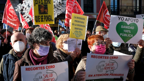 12/12/2021.- Unas doscientas personas se han concentrado hoy ante el Teatro Campoamor en una protesta amenizada por un grupo de música de viento y convocada por la Plataforma por la Salud y Sanidad Pública de Asturias para exigir mejoras en la Atención