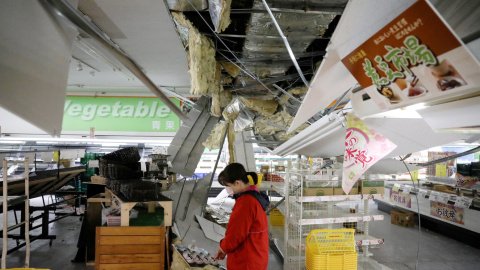 Una mujer en una tienda de la ciudad de Shiroishi, en la prefectura de Miyagi, afectada por el terremoto, a miércoles 16 de marzo.