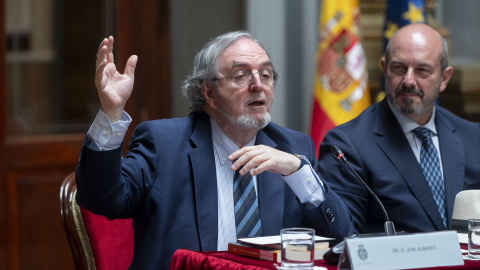 El escritor Jon Juaristi durante una alocución junto al presidente del Senado, Pedro Rollán, a 3 de junio de 2024, en Madrid.