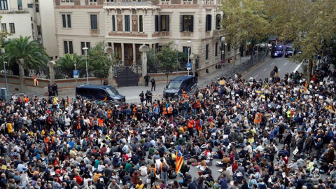 Un miler de persones s'han concentrat a la Delegació del Govern espanyol, on es preveia una reunió de Pedro Sánchez amb Teresa Cunillera. EFE / TONI ALBIR