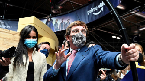 El alcalde de Madrid, José Luis Martínez-Almeida, prueba su puntería con un arco junto a la vicealcaldesa, Begoña Villacís (i), durante la inauguración de la feria de videojuegos y esports Amazon Gamergy Mapfre Edition, el pasado viernes.