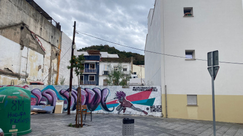 Dibujo en un muro de Málaga, en el barrio de Las Lagunillas, en defensa de La Invisible.