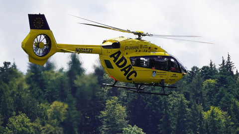 14/07/2024 Un helicóptero de rescate sobrevuela Albstadt-Lautlingen, Alemania, a 14 de julio de 2024.