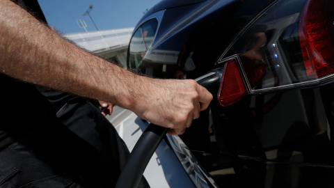 Una persona recarga un coche eléctrico en un punto de recarga, a 27 de julio de 2021, en Murcia, (España).