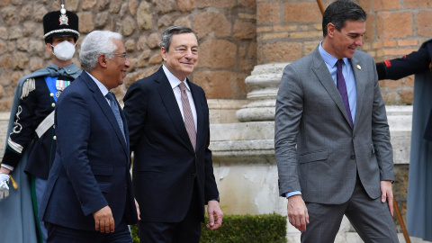 Los primeros ministros de Italia y Portugal, Mario Draghi y Antonio Costa, junto al presidente del Gobierno español, Pedro Sánchez, este viernes en Roma.