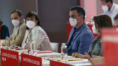 El secretario general y presidente del Gobierno, Pedro Sánchez (2i), junto a la presidenta del partido, Cristina Narbona (3d); la vicesecretaria general, Adriana Lastra (d), y el secretario de Organización, José Luis Ábalos (i), durante la reunión de