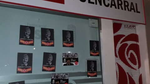 Carteles colocados en la sede del PSOE en Fuencarral. @ValleToca