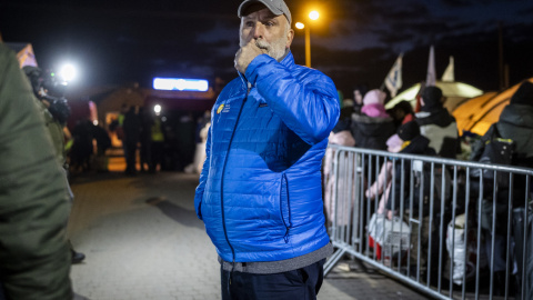 El chef José Andrés trabajanfo en el campo de refugiados ucranianos en la localidad polaca de Medyka, el pasado jueves.