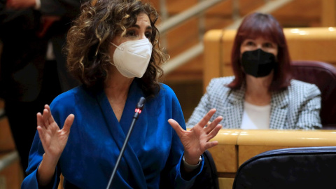 21/12/2021.- La ministra de Hacienda, María Jesús Montero, interviene durante la sesión de control al Gobierno celebrada este martes en el Senado. EFE/ Fernando Alvarado