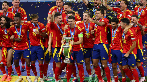 Los jugadores de España levantan el trofeo tras ganar la Eurocopa en Berlín.