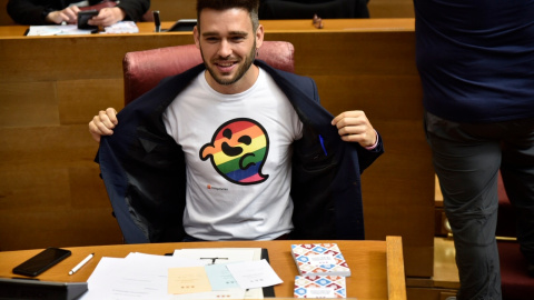 El portavoz de Compromís en las Cortes, Fran Ferri, enseña una camiseta en la que está impresa 'Gaysper': el fantasma utilizado por Vox que se ha convertido en icono LGTBI, a 16 de mayo de 2019.