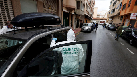 Un equipo de la Científica de la Guardia Civil procede a registrar una vivienda de Torrevieja donde en la madrugada del 18 de diciembre de 2021 una mujer era asesinada por su pareja.