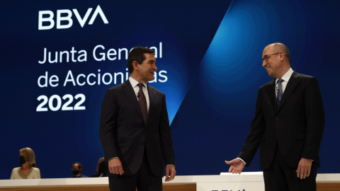 El presidente del BBVA, Carlos Torres (i), y el consejero delegado, Onur Genç (d), antes del comienzo de la junta general de accionistas del banco, en Bilbao. EFE/LUIS TEJIDO