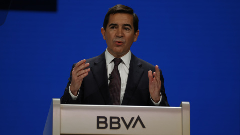 El presidente del BBVA , Carlos Torres, durante su intervención en la junta general de accionistas del banco, en Bilbao. EFE/LUIS TEJIDO