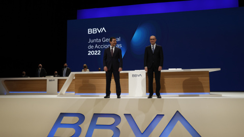 El presidente del BBVA, Carlos Torres (i), y el consejero delegado, Onur Genç (d), antes del comienzo de la junta general de accionistas del banco, en Bilbao. — LUIS TEJIDO / EFE