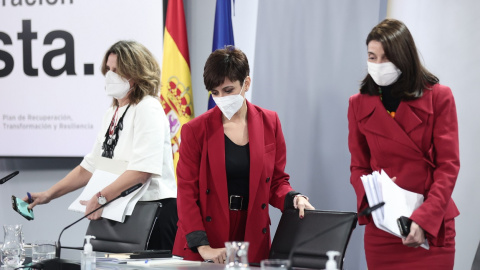 La vicepresidenta y ministra para la Transición Ecológica y el Reto Demográfico, Teresa Ribera; la ministra de Política Territorial y portavoz del Gobierno, Isabel Rodríguez, y la ministra de Justicia, Pilar Llop, al comienzo de la rueda de prensa tr