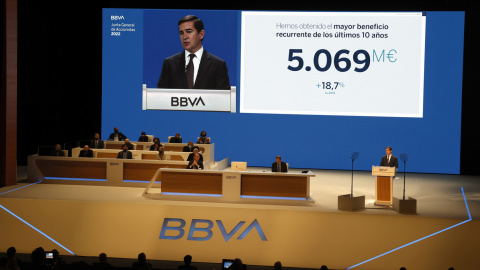 El presidente del BBVA , Carlos Torres, durante su intervención en la junta general de accionistas del banco, en Bilbao. EFE/LUIS TEJIDO