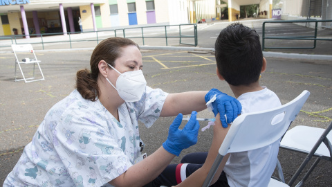 Foto de archivo de una enfermera poniendo la vacuna de la covid a un niño, en Santa Cruz de Tenerife, Islas Canarias, a 4 de febrero de 2022.