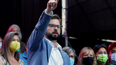 El candidato presidencial chileno Gabriel Boric habla durante el mitin de clausura de su campaña en Santiago, Chile, el 16 de diciembre de 2021.